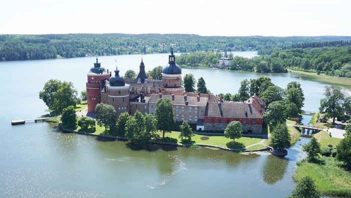 Mariefred från ovan med Gripsholms slott och Mälaren.