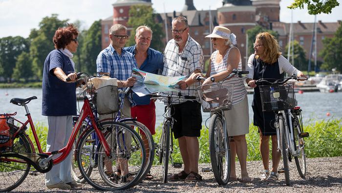 Cyklister i Mariefred, Gripsholms slott i bakgrund