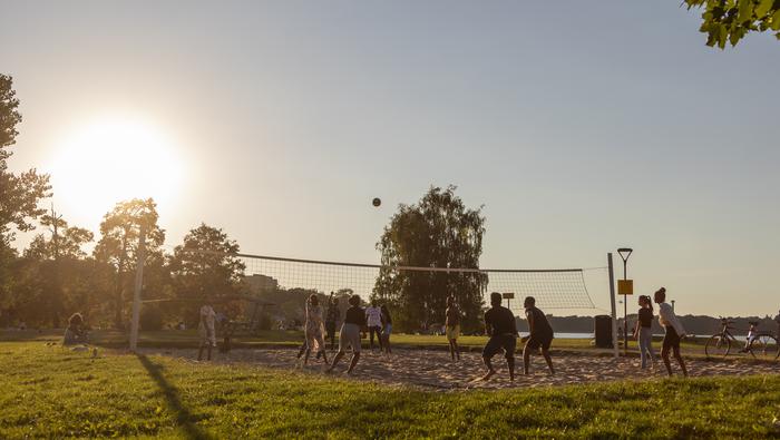 Ungdomar spelar Volleyboll på Strandbadet på Visholmen